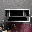 Otevřený transportní kufřík s hliníkovým profilem a černým povrchem. Vnitřní prostor je vyložen černou pěnou s diamantovým vzorem a obsahuje vnořený…