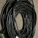 Černý srolovaný kabel s konektory typu XLR na obou koncích. Na povrchu kabelu je viditelný bílý nápis SOUND LOW NOISE CABLE. Konektory jsou vyrobeny…