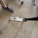 Kovový pedál basového bubnu stříbrné barvy s černým logem znázorňujícím stylizované písmeno A a lebku. Na levém okrave je malý nápis "Rd". Povrch ped…