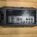 Zadní strana černého aktivního reproduktoru v plastovém korpusu. Na zadním panelu je nápis Active Speaker System, model KB-210A a značka OMNITRONIC.…