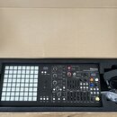 Černý hybridní syntetizátor Medusa Dreadbox & Polyand Hybrid Synthesizer v originální krabici s polystyrenovou vložkou. Zařízení obsahuje bílou mřížk…