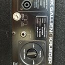 Zadávací panel černého reproduktoru značky GK GALLIEN KRUEGER. Panel obsahuje jeden kombinovaný konektor, jeden jack vstup s nápisem FULL RANGE a vol…