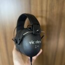 Černé ochranné sluchátka s texturovaným povrchem mušlí a plastovým náheadlem. Na boku pravé mušle je bílý nápis VIC FIRTH a symbol CE. Sluchátka jsou…