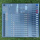 Šedý mixážní pult značky YAMAHA s označením EFX-20/16FXCF. Zařízení obsahuje více vstupních kanálů s potenciometry, posuvníky a sekci DIGITAL GRAPHIC…