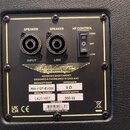 Záběr na zadní panel basové reproducingové skříně s černým povrchem. Panel obsahuje dva konektory typu Speaker (INPUT a LINK) a přepínač HF CONTROL s…