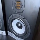 Černý studiový monitor s dvěma reproduktory. Horní výšek je zakrytý mřížkou, spodní basový reproduktor má světle šedou membránu a černý kalotký prst.…