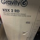 Kartonová krabice s nápisy Gravity, take the stage a označením modelu KSX 2 RD. Pod názvem modelu je text SET WITH KEYBOARD STAND X-FORM DOUBLE AND R…