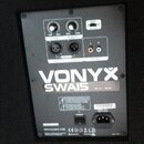 Zadávací panel černého aktivního reproduktoru s bílými nápisy VONYX a SWAI5. Panel obsahuje dva otočné ovladače s popisky VOLUME a FREQUENCY, přepína…
