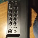 Detailní pohled na ovládací panel černého komba s nápisem SUPER FLY. Panel obsahuje deset otočných ovladačů s popisky REVERB, TREBLE, BASS, VOLUME a…