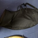 Černý poloměký obal na saxofon vyrobený z textilního materiálu. Obal je vybaven ramenním popruhem a dvěma madly pro přenášení. Povrch vykazuje mírné…