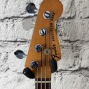 Hlava dřevěné basové kytary s nápisy Fender PRECISION BASS a menším textem MADE IN USA oraz SS73849. Na hlave jsou čtyři chromované ladičky s modrými…