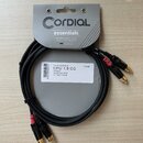 Zabalený kabel s nápisy Cordial essentials a CFU 1,5 CC. Jedná se o černý kabel s konektory typu RCA v pozlaceném provedení, přičemž červené kroužky…