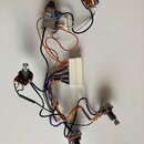 Sada elektronických komponentů s potenciometry a zapojovacími kabely v různých barvách. Soubor obsahuje čtyři potenciometry s kovovými hřídelmi a jed…