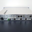 Bíle provedený rackový procesor značky dbx s nápisem 160SL UPGRADE. Přední panel obsahuje přepínače AUTO, VELOCITY, CH2 a CH1, několik ovládacích prv…