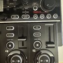 Detailní pohled na ovládací panel černého elektronického zařízení. Jsou vidět nápisy CTL/EXP, IN, OUT, USB, POWER, DC IN, OUTPUT LEVEL, EXIT, ENTER,…