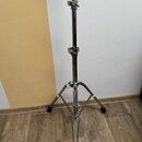 Chromovaný kovový stojan s teleskopickou nohou a tříramennou základnou. Na stojanu jsou dvě utahovací spojky s knoflíky a nohy končí černými gumovými…