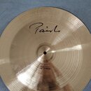 Zlatavý kovový činel s koncentrickým drážkováním povrchu. V horní části je černý nápis "Paiste" a v dolní části u středu text "PRECISION 18" CHINA".…