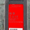 Záběr na zadní stranu černého efektpedálu značky BOSS. Na červeném štítku je uveden nápis Dry battery 9 V type, CAN ICES 3 (B)/NMB-3 (B), loga FC a C…