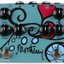 Modulární efekt pedál s modrým povrchem a barevným grafickým motivem. Na zařízení jsou nápisy LEVEL, FUZZ, OCTAVE, ROTARY, VIBE, WAH, DEPTH, RATE a M…