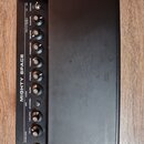 Černý kytarový kombozesilovač s označením MIGHTY SPACE. Ovládací panel obsahuje řadu otočných knoflíků s popisky GAIN, VOLUME, CHANNEL, BASS, MIDDLE,…