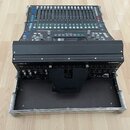 Digitální mixážní pult Allen & Heath model SQ-5 v černém provedení, umístěný v transportním flightcasu. Na přední části přístroje je vidět nápis SQ-5…