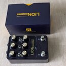 Černý kytarový pedál s nápisy LION a '68 SUPER LEAD AMP. Na horní straně jsou umístěny ovládací knoflíky a přepínače, vlevo nápisy OUTPUT, VOLUME a V…