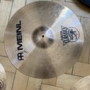 Kruhové mosazný činel s viditelným rýhováním povrchu. Na levé straně je černý nápis MEINL s logem, vpravo se nachází logo CLASSICS s doplňkovým nápis…