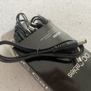 Černý napájecí kabel s konektory typu DC, který leží na černém kartonovém obalu. Na obalu je bílý nápis DCables a logo Dunlop s textem Dunlop Manufac…
