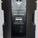 Zadní strana černého aktivního reproduktoru z plastu. Na panelu jsou nápisy THUMP 15 a 1000W 15" POWERED LOUDSPEAKER, dále sekce CONTOUR EQ s třemi m…
