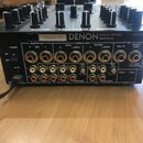 Zadní strana černého DJ mixeru značky DENON, model NO. DN-X300 DenON, Ltd. Na zařízení je vidět bílá nálepka s číslem 4006301743 a řada konektorů pro…