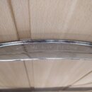 Detail chromovaného obruče z bubnu. Na horní hraně je vyražen nápis „Pearl Super-conv C“. Povrch je lesklý a v dobrém stavu.