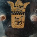 Detail hlavy nástroje s černým povrchem a čtyřmi kovovými ladičkami. Uprostřed je žlutý štít s nápisy HRADEC K. KRALOVE a CZECHOSLOVAKI. Povrch je vý…