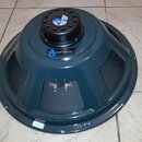 Modrý reproduktor s kovovým rámem a černým středovým magnetem. Na horní části magnetu je modrý štít s nápisem Jensen NEO a na rámu bílý nápis www.jen…
