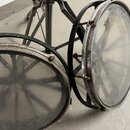 Dvě kovové perkusní činely s průhlednými membránami a stříbrným rámem. Na obou membránách je vidět logo s nápisem REMO CORNATED. Povrchy rámů a membr…