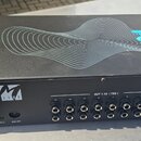 Černý rackový procesor s nápisem B.BEAT PRO-16 a logem B.BEAT na horní straně, kde je také světle modrý abstraktní grafický vzor. Na zadním panelu js…