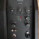 Zadovací panel černého aktivního reproduktoru s nápisy IMG STAGELINE a FLAT-M8. Panel obsahuje tři korekční knoflíky s popisky BASS, MID a TREBLE, ov…