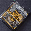 Balení elektrických basových strun značky Ernie Ball Slinky Cobalt. Na obalu je nápis ELECTRIC BASS STRINGS, modelové číslo 2733 a text ENGINEERED TO…
