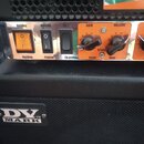 Detail ovládacího panelu kytarového komba s nápisem DV MARK na spodním černém krytu. Panel obsahuje přepínače s popisky Holiday, Rocking, Waiting, Pl…