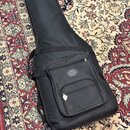 Černý polstrovaný obal na kytaru z textilního materiálu. Na přední kapsi je vyšívané logo "Fender" v oválu a malý kovový přívěsek ve tvaru srdce. Oba…