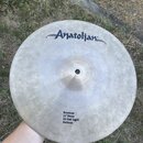 Kruhový činel z lehce žlutého kovu s viditelným rajskováním. V horní části je nápis Anatolian a v dolní části text Emotion 14"/35cm Hi-Hat Light Bott…