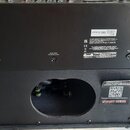Zadní strana černého kytarového komba. Vlevo je bílé logo Peavey a nápis VYPYR X3, pod ním text A PRODUCT OF PEAVEY ELECTRONICS CORP. Vpravo je štíte…