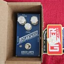 Modrý kytarový efekt pedál s nápisy LIGHTSPEED ORGANIC OVERDRIVE a GREER AMPS PRODUCT OF ATHENS, GEORGIA. Na horní straně jsou tři bílé ovládací knof…