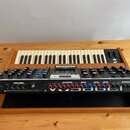 Syntetizátor s klaviaturou v dřevěném šasi. Na horním panelu je nápis ROLAND JUPITER-8 a pod klávesami je vidět logo ROland. Přední panel obsahuje mn…