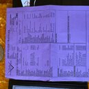 Fotografie zachycuje detailní specifikační list s technickými parametry hudebního nástroje. Dokument obsahuje tabulky s texty jako SHOP FLO'TRAVELER,…