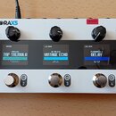 Bílý efektový pedál s nápisem EFFECT PLETHORA X5 a TONEPRINT PEDALBOARD. Zařízení má pět ovládacích knoflíků, pět stoupacích spínačů s čísly 1 až 5 a…