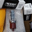 Fotografie zobrazuje elektronickou lampu v ochranném bublinkovém obalu a dvě krabičky. Na lampě i na krabicích je uveden nápis MESA ENGINEERING a mod…