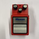 Červený efekt pedál s nápisem Maxon Compressor/Limiter. Horní část obsahuje tři černé ovládací knoflíky s kovovými vršekmi a popisky THRESHOLD, REDUC…