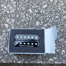 Dvě černé elektrické snímače typu humbucker v originální modré krabičce s pěnovou výplní. Na spodním snímači je bílý nápis Seymour Duncan. Snímače ma…