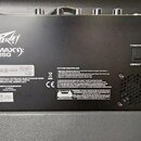 Zadní strana kytarového komba v černém plastovém chassis. Na černé kovové desce je nápis Peavey MAX 9: 250 a model MAX 250 230EB. Jsou zde vidět kone…