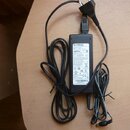 Černý síťový adaptér značky YAMAHA s dvěma připojovacími kabely. Na štítku je uveden model PA-130 a nápisy jako INPUT: 100-240V~ 50/60Hz a OUTPUT: 12…